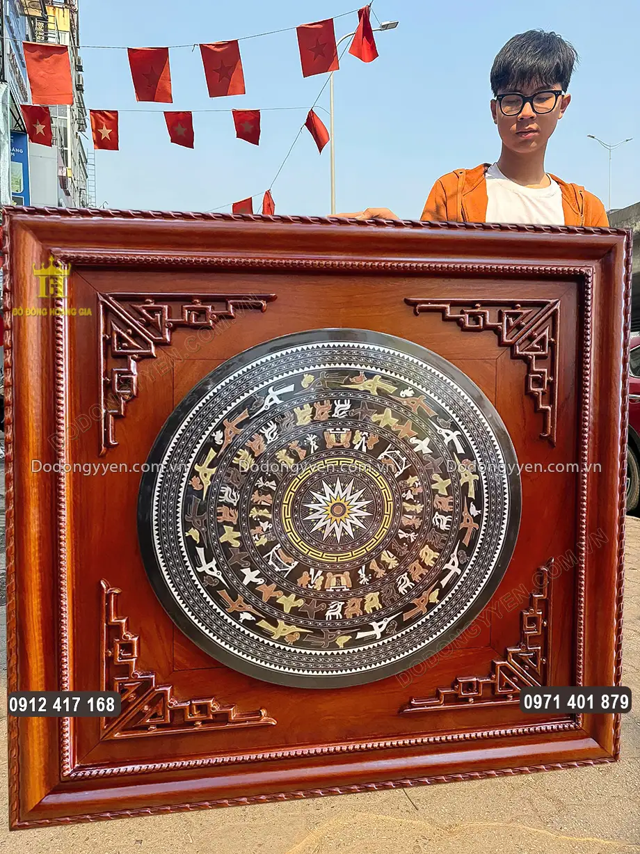H&igrave;nh ảnh nh&igrave;n nghi&ecirc;ng của bức tranh đồng